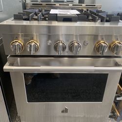 JennAir Rise 30 Inch Gas Stove