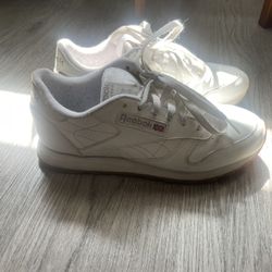 reebok classic leather sneakers - womens 7 - white with gum sole
