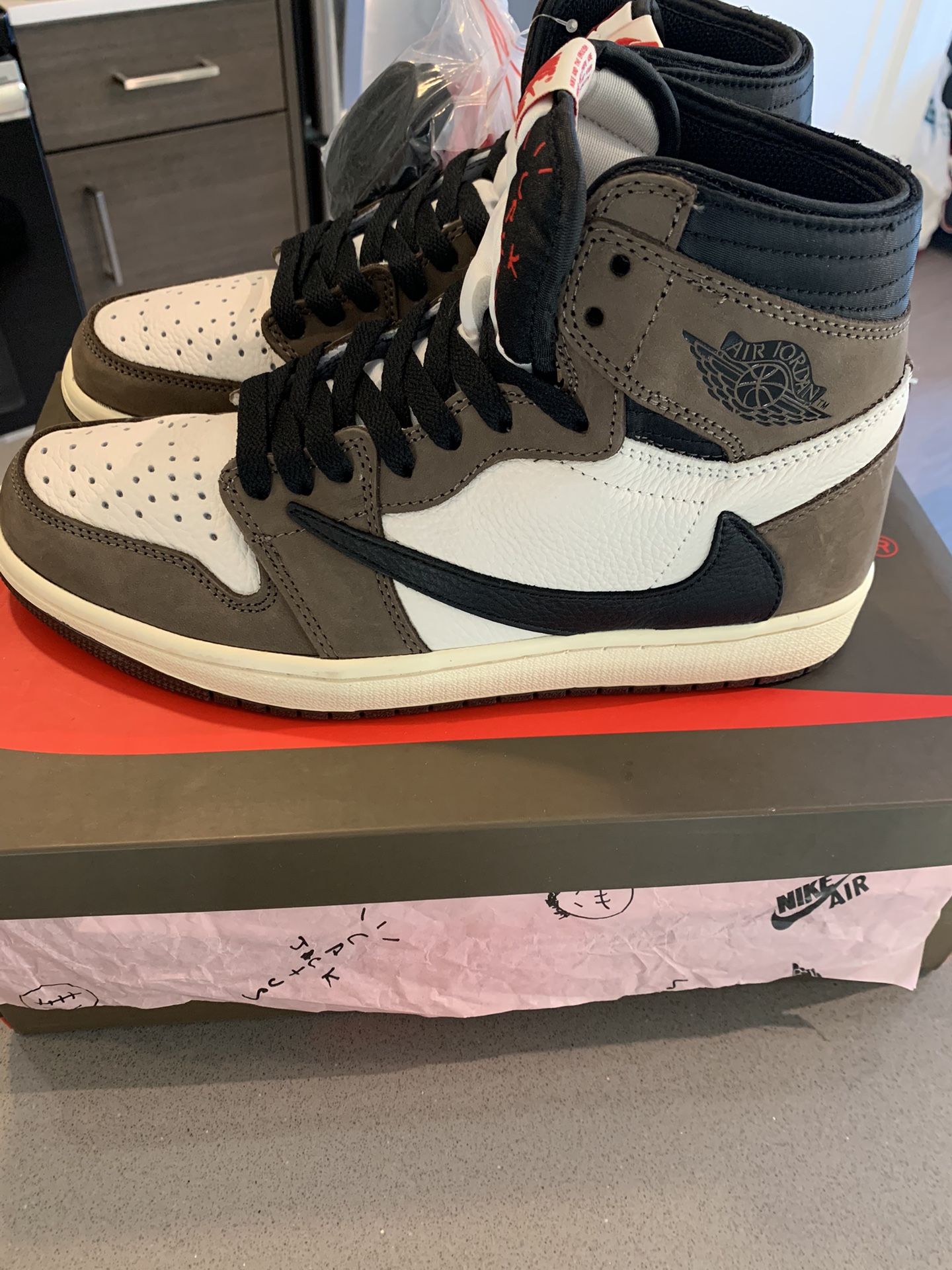 Travis Scott Jordan 1