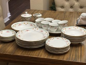 34 Piece Vintage China Dinnerware Set