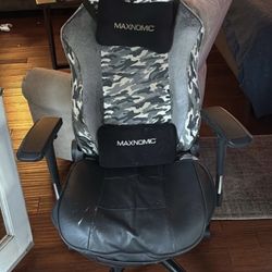 MAXNOMIC gaming Chair $500 New 