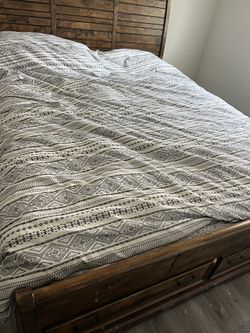 Bedroom Set With Newer Mattress 
