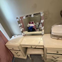 Cream vintage vanity with lights and stool