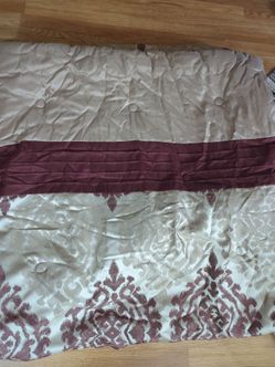 Better Homes and Gardens Queen Size Comforter set 4 piece