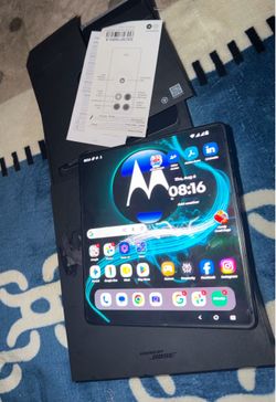Mtotorola razr fold factory unlocked 512 gb 16gb ram  box,case and charge included trades welcome for same value phones,razr fold is in new condition