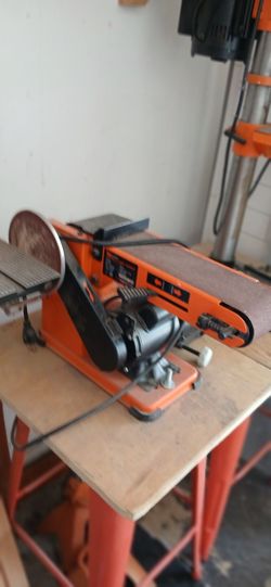 Wen dual sander disk in belt, almost brand new used.Maybe two times