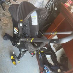 Doona Car Seat/ Stroller/ Base 