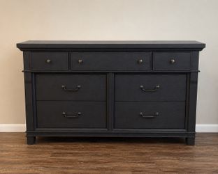 Black 7-Drawer Dresser – Excellent Condition