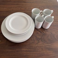 Porcelain Plates and Coffee Mugs 14 Pieces 