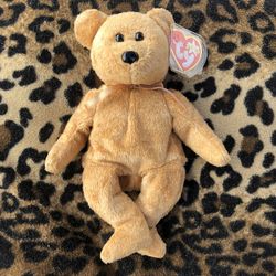 Original TY Beanie Baby *CASHEW* - DOB 04/22/2000 with Storage Container (Silver Lake)