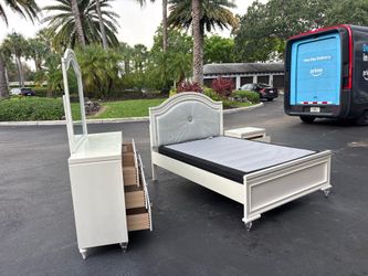 Bedroom Set Full Size Solid Wood White Color In Excellent Condition by Furniture