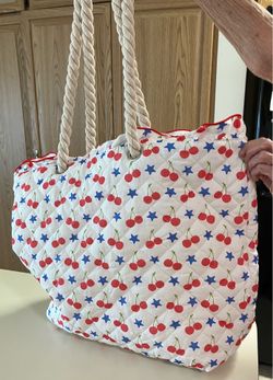 Quilted tote bag with rope handles