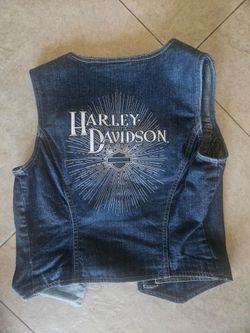 Sleeveless denim vest SIZE SMALL featuring bold Harley-Davidson logo on back.