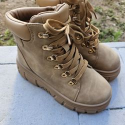 Friday Collections Women  Size 7(1E)