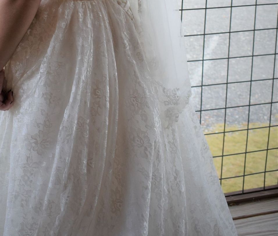 Elegant White Lace Strapless Wedding Dress