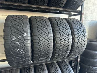 SET OF TIRE 305 55 20 NITTO 85% LIFE