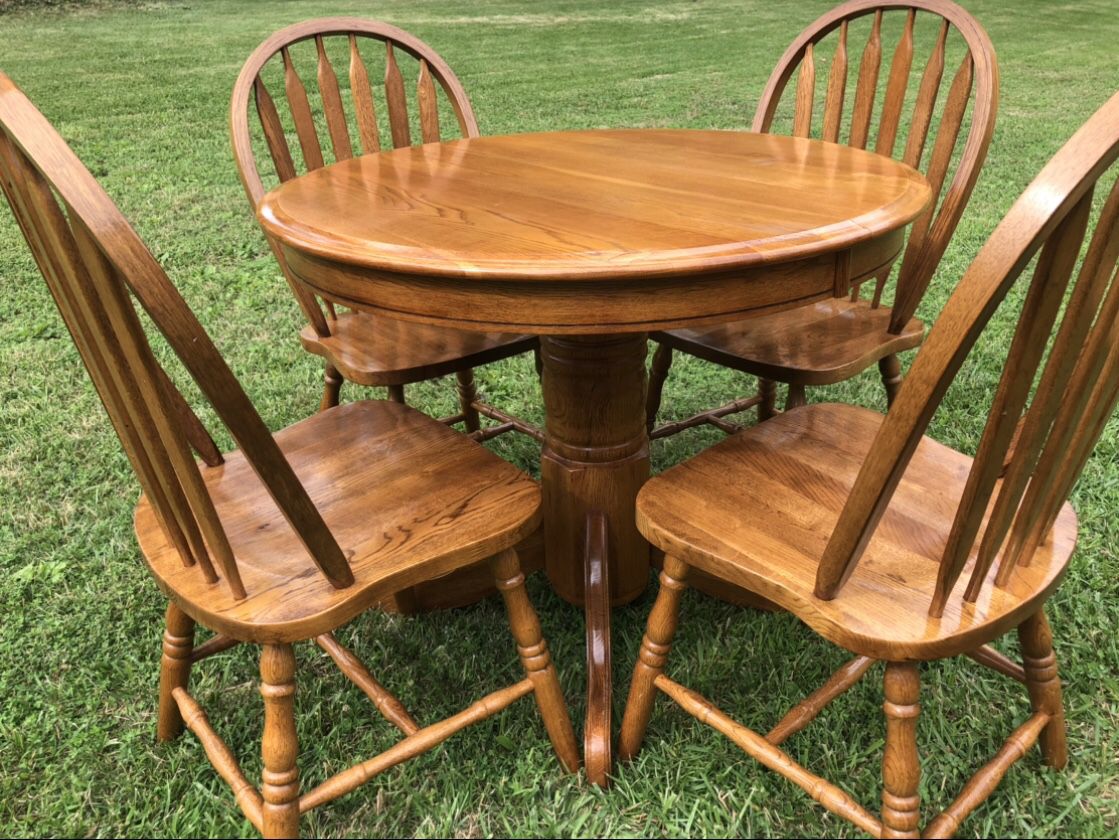 Beautiful! GS Furniture. Solid Oak Dining Table and 4 Solid Oak Dining Chairs. Like - New!