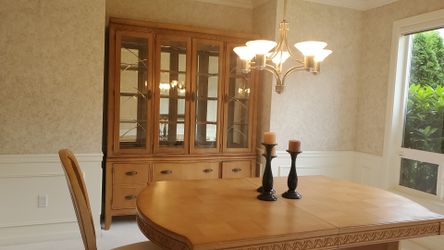 Hutch table 6 chairs great condition