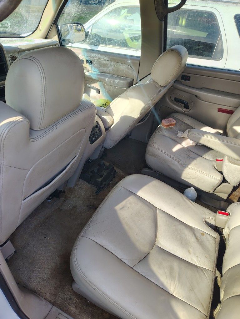 Nice Suburban 225,000 Mi The Year Is A 2005 Air Need To Be Charged Up