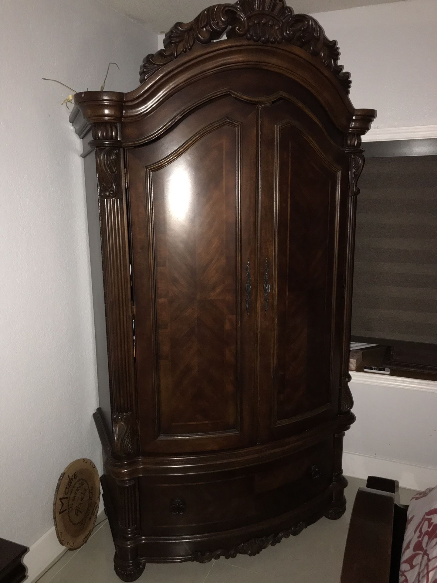 Antique Dresser/ Armoire / Armario