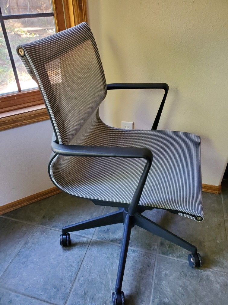 Mesh Office Chair - Like New!