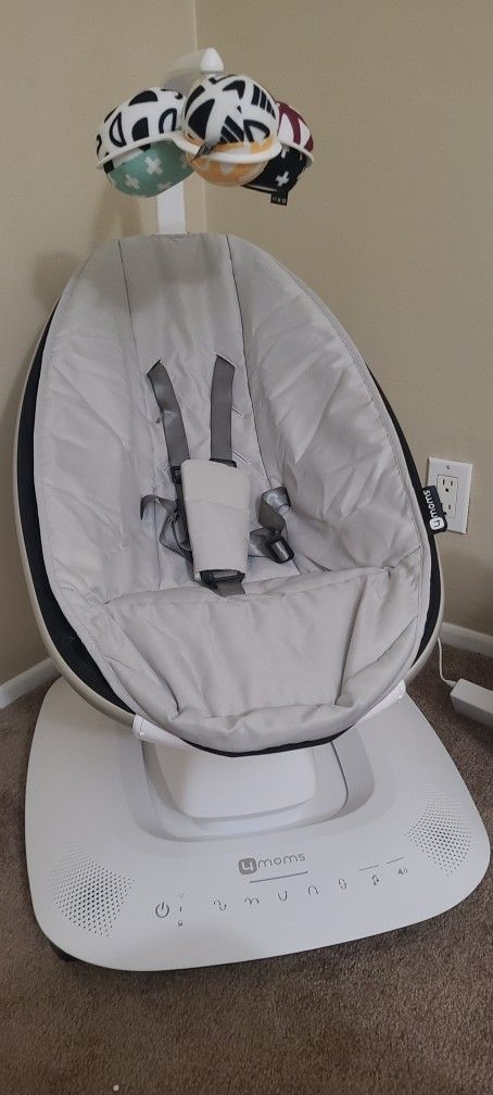 mamaRoo Multi motion Baby Swing. 4Moms