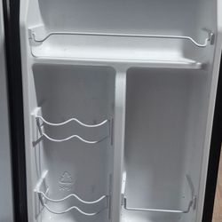Galanz 2.5 Cu ft One Door Fridge