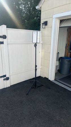 Job site light solar powered