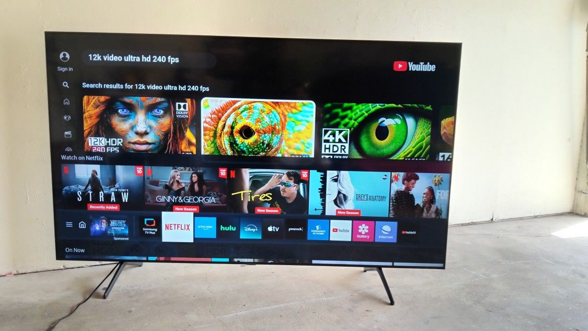 SMART TV 82" INCHES SAMSUNG 4K UHD