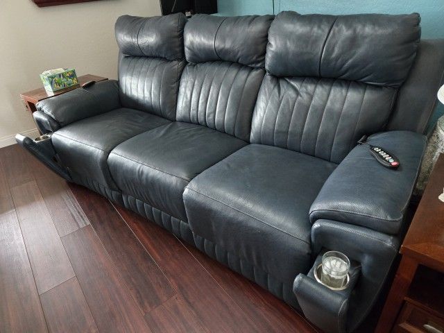 
 

📣 FOR SALE - $1,500: High-End Blue Leather Reclining Sofa by Southern Motion 🛋️💙
