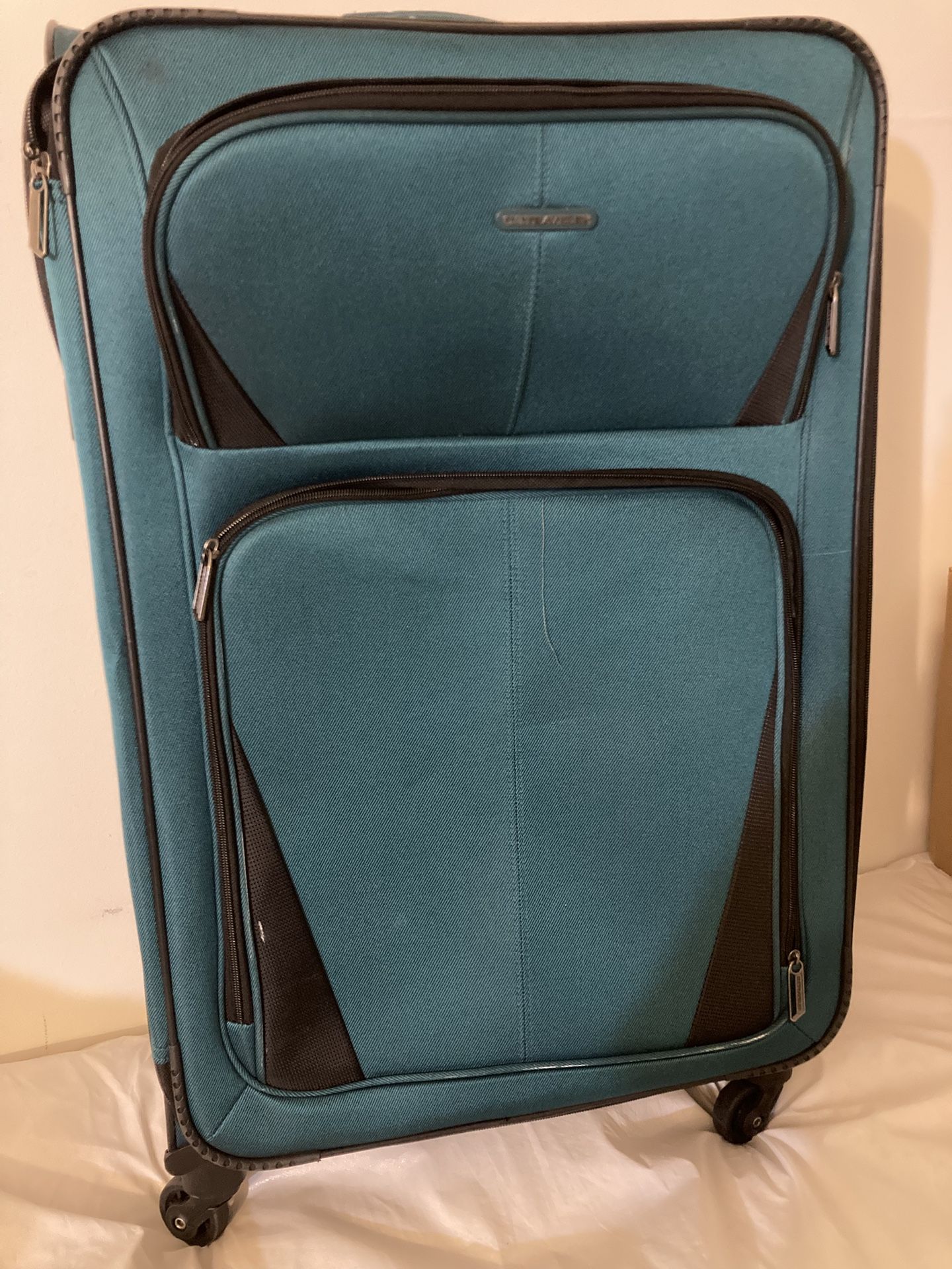 U.S. Traveler Teal Spinner Suitcase - Medium/Large (28x18x11)