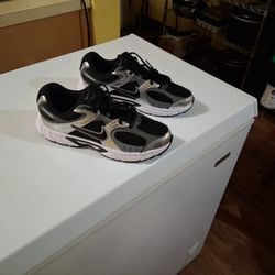 Men's Nike V5 RNR Size 7 Brand New Black Gray Silver 