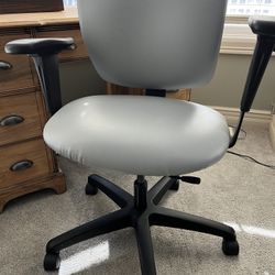 Like New Gray Rolling Desk Chair With Adjustable Height & Padded Seat