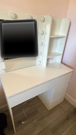 Vanity ( lights don’t work )