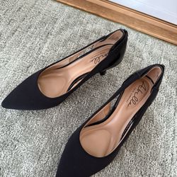 Size 6M Black Pump