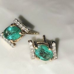 Emerald with diamonds in 14k gold earrings