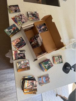 Box of baseball football and basketball cards mint condition pick up in Orting