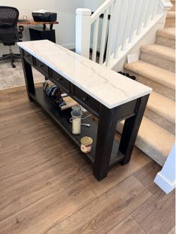 Entry hallway table like new