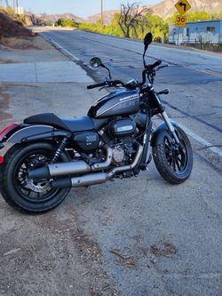 Motos