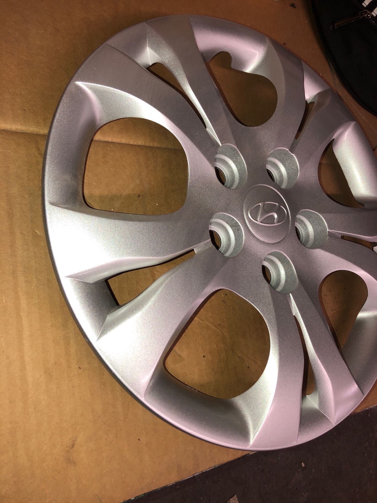 Hyundai Elantra 20102016 Hubcap OEM 15" Wheel Cover 55566 Silver for Sale in Fullerton, CA