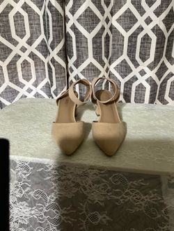Cream-colored women's sneakers, size 8