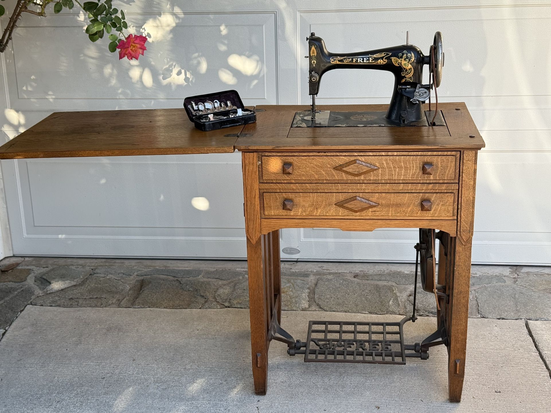 Antique Sewing Machine in Oak Cabinet/Table