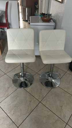 2 Bar Chairs/ Dos Banquetas