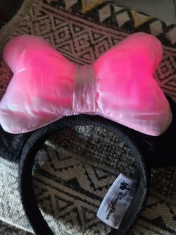 disney parks minnie ears pink bow
That lights up