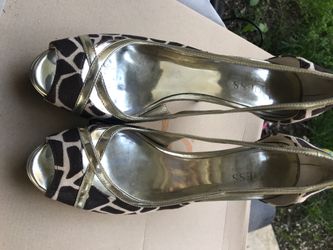 Guess women’s shoes 7.5