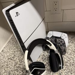 Playstation 5 Slim 2-Controllers/wireless headset