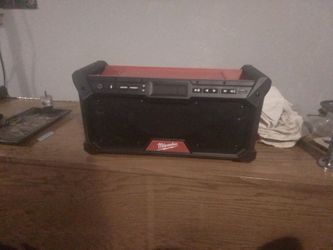 MILWAUKEE BLUETOOTH JOBSITE RADIO 