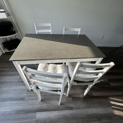 Modern Dining Table with 4 Chairs – Like New! 