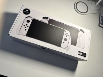 Nintendo Switch OLED Skull & Co. Grip Case