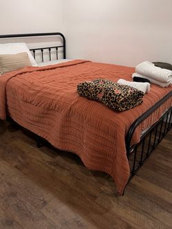 Queen mattress Sealy and bed frame  